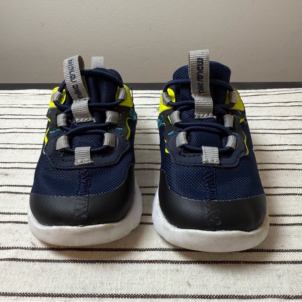 Size 4c Nike toddler boy navy and neon yellow tennis shoes.